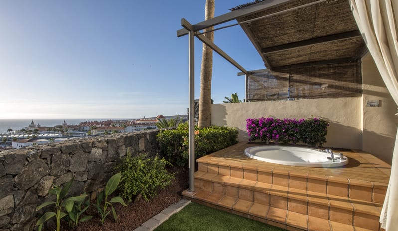 Garden villa with jacuzzi